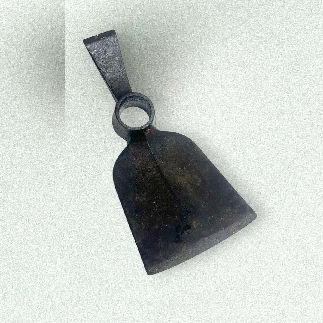 Cabezal de azada doble para cavar y desherbar en coleccionismo vintage.