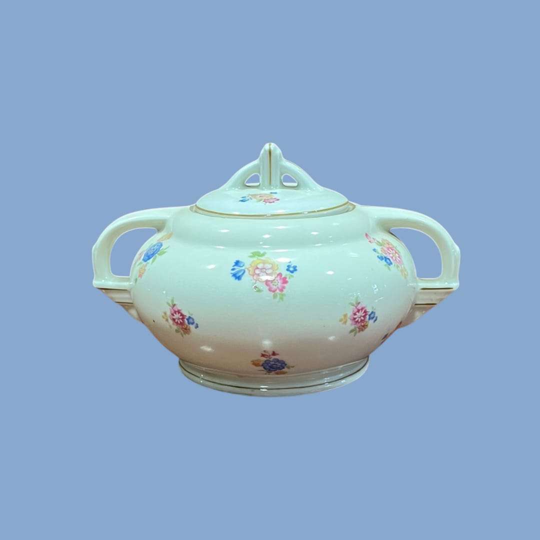 Azucarero de porcelana Victoria con diseño floral vintage y asas dobles, ideal para decoración de mesa elegante y tradicional.