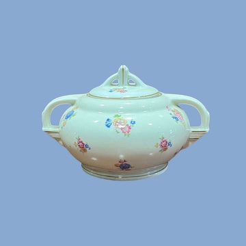 Azucarero de porcelana Victoria con diseño floral vintage y asas dobles, ideal para decoración de mesa elegante y tradicional.