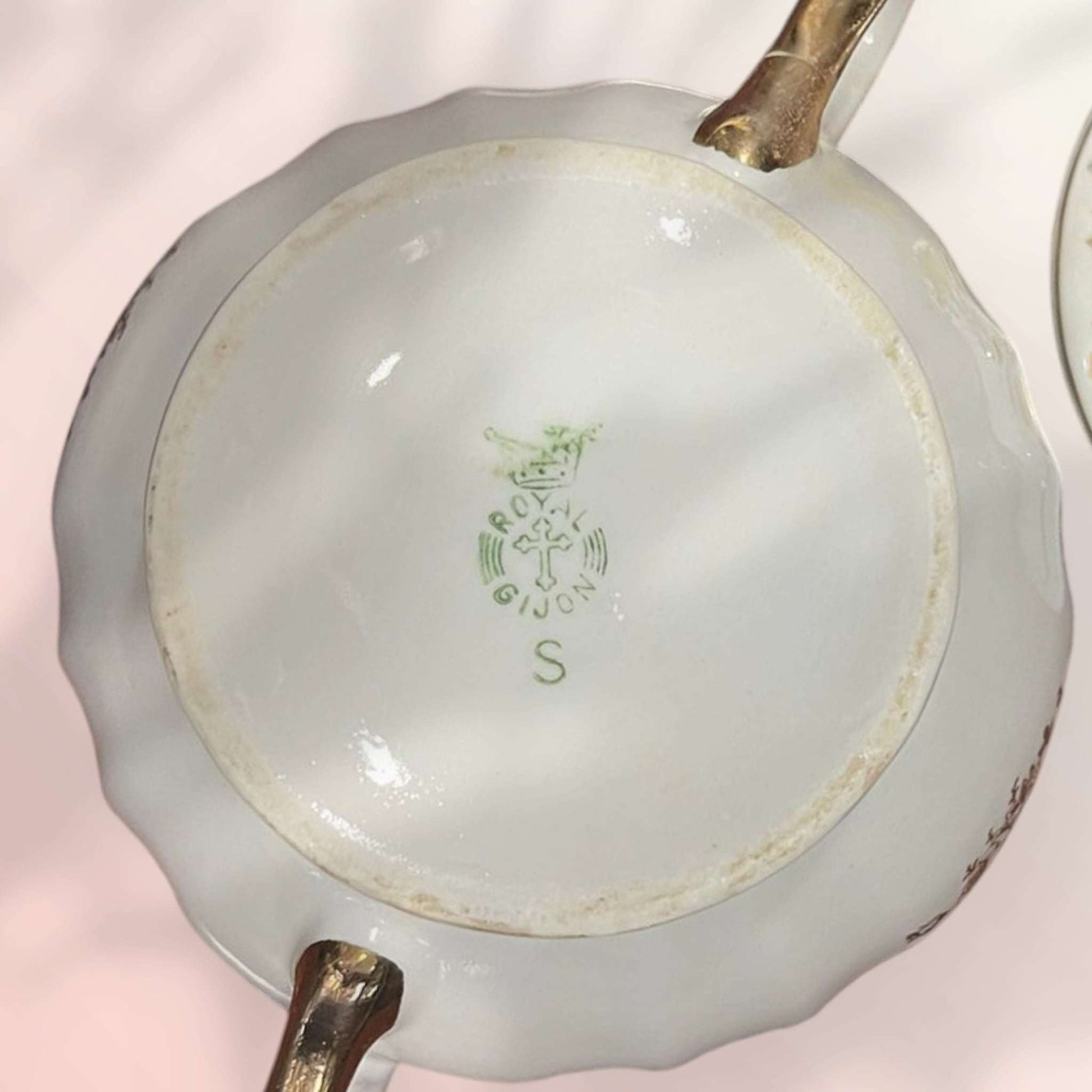 Interior del Azucarero Royal Gijón S abierto, con tapa aparte.