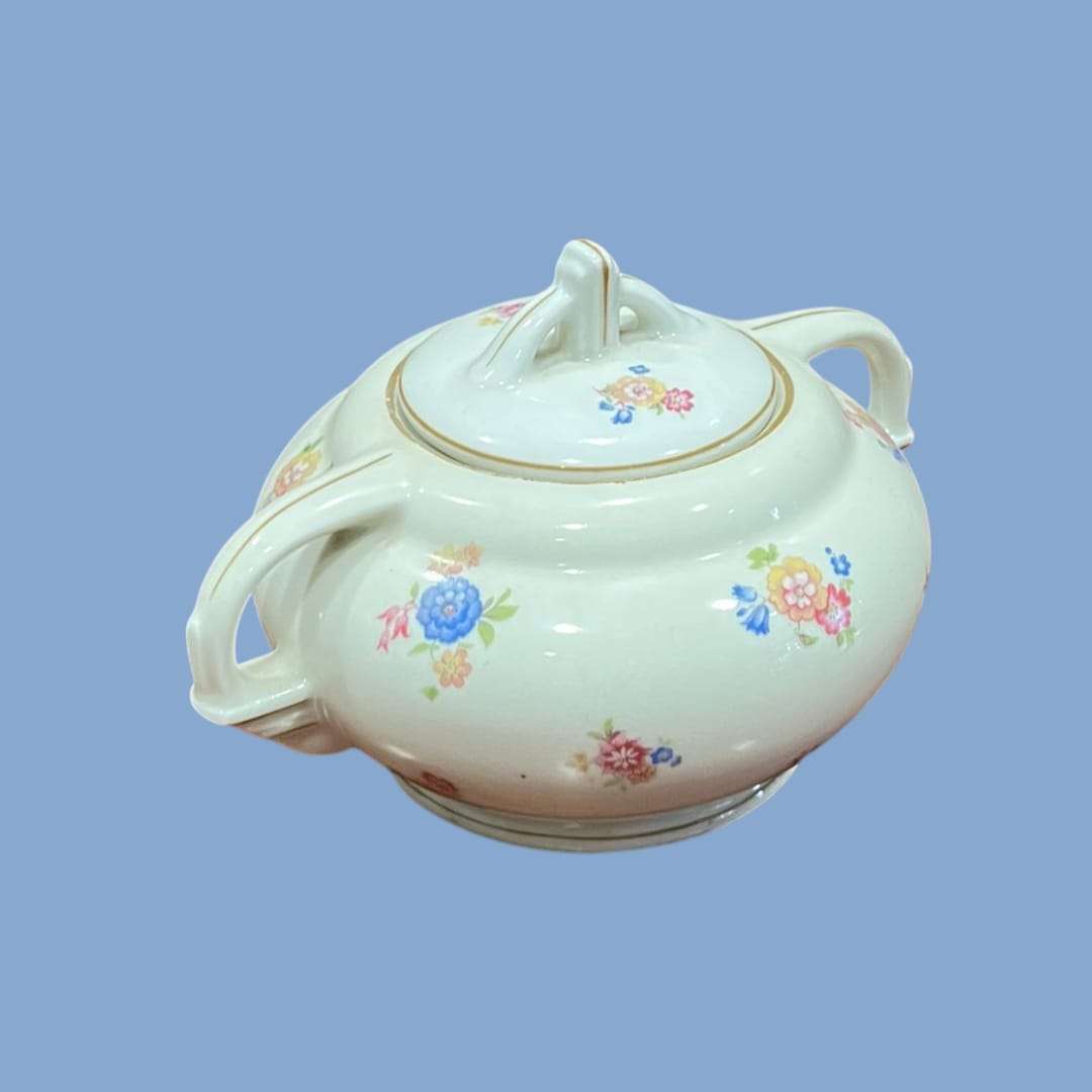 Azucarero de porcelana Victoria con diseño floral vintage y asas dobles, ideal para decoración de mesa elegante y tradicional.