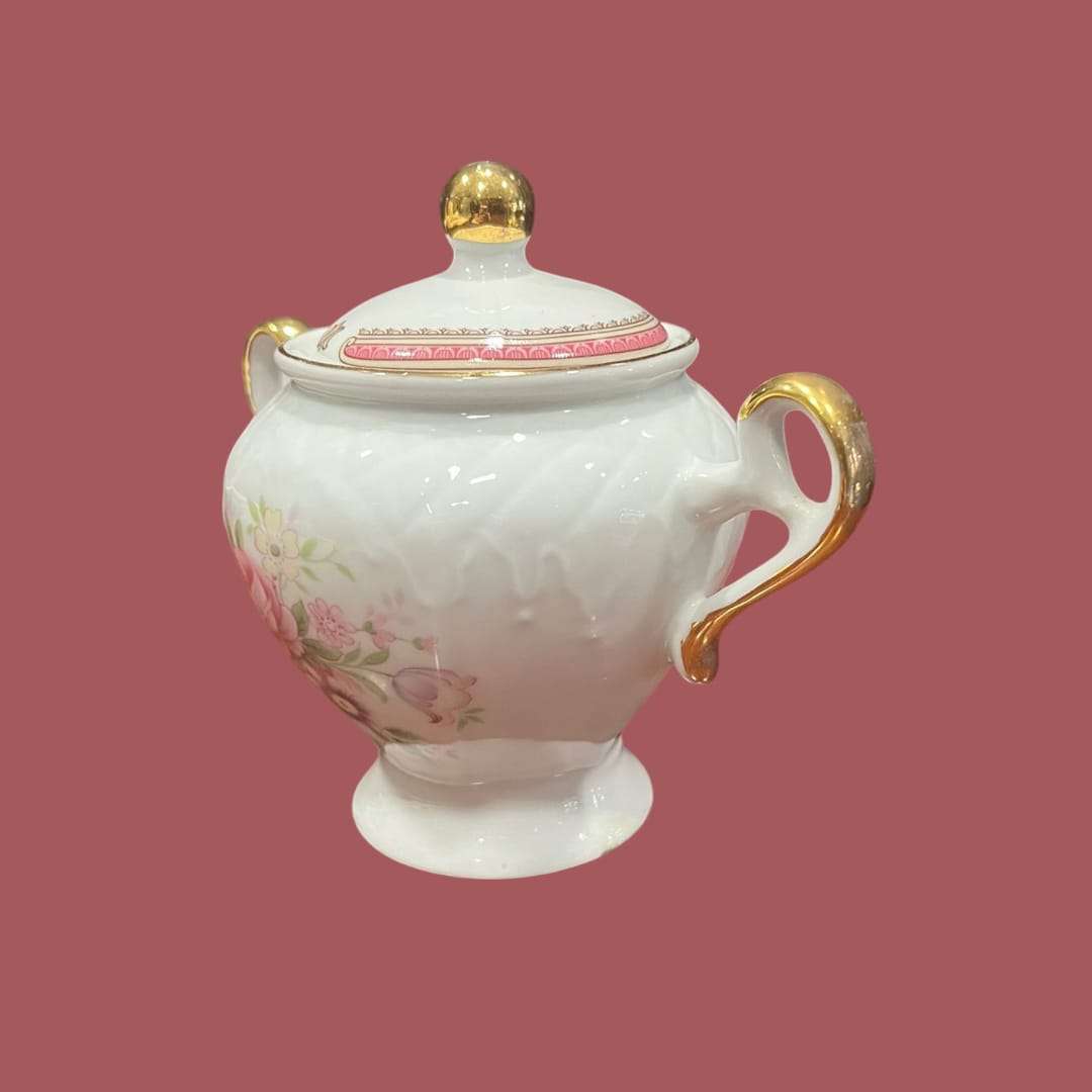 Azucarero TLimognes de porcelana fina con detalles únicos, decorado a mano con flores rosadas y bordes dorados, ideal para decoración elegante.