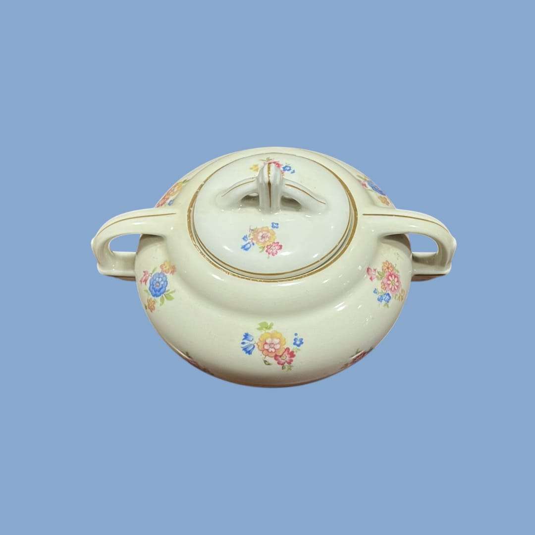 Azucarero de porcelana Victoria visto desde arriba con tapa puesta, diseño floral delicado y acabado tradicional para decoración de hogar.