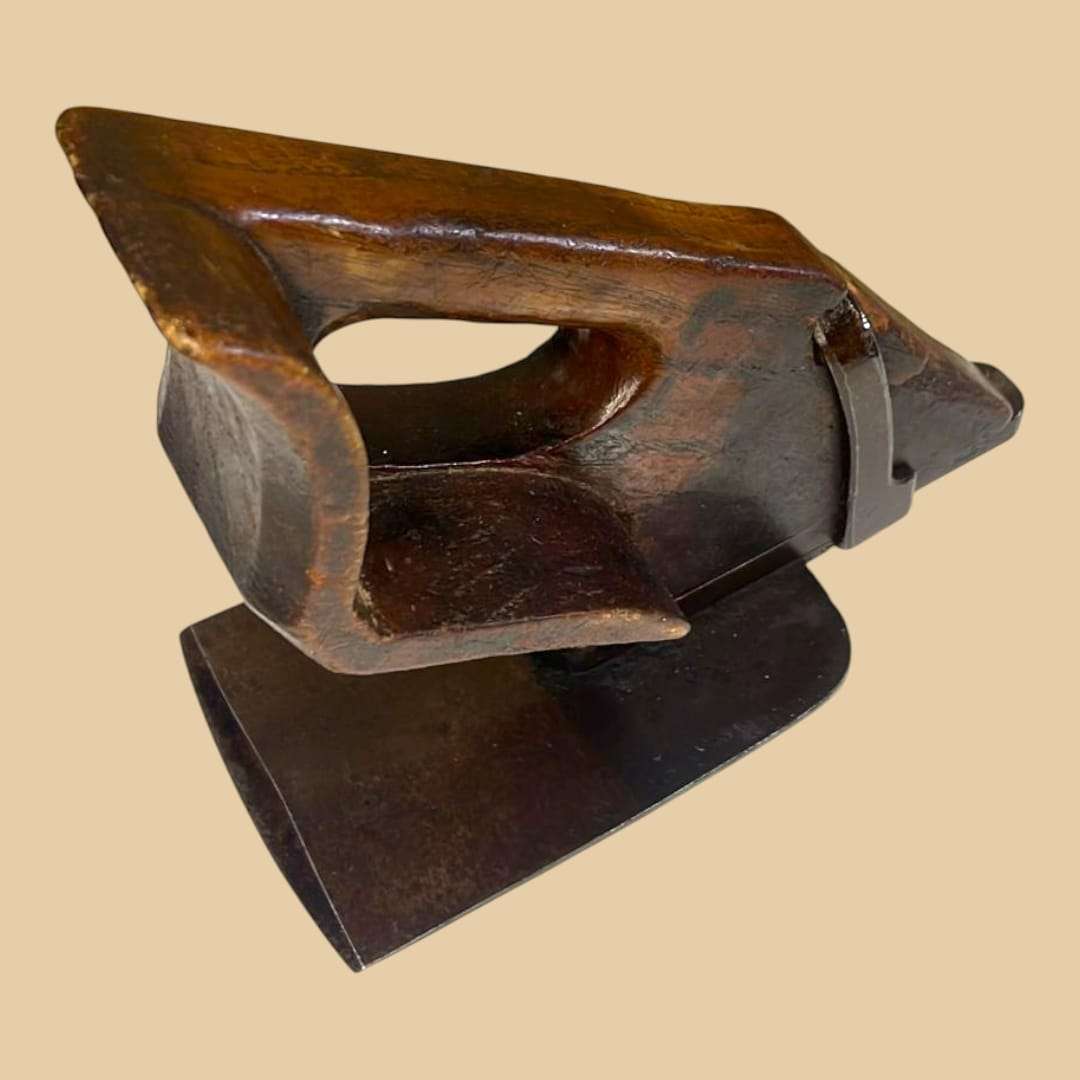 Azuela antigua de madera y hierro detalle del mango