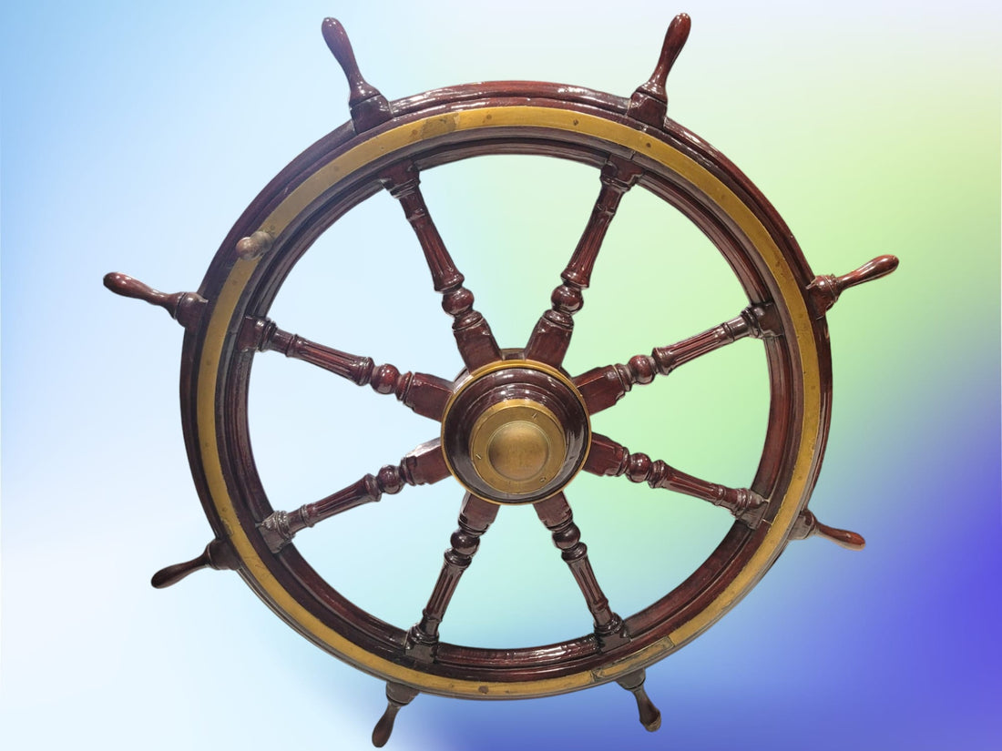 Timón de barco auténtico en madera de caoba con detalles en metal dorado, ideal para decoración náutica y coleccionistas de artículos marítimos.