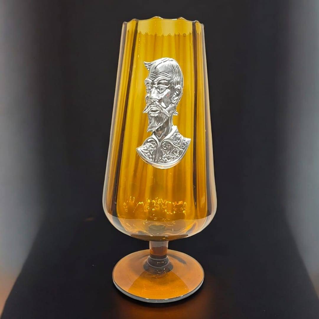 Gran copa de cristal ámbar con placa de Don Quijote en plata auténtica, ideal para decoración clásica en el hogar o espacios elegantes.
