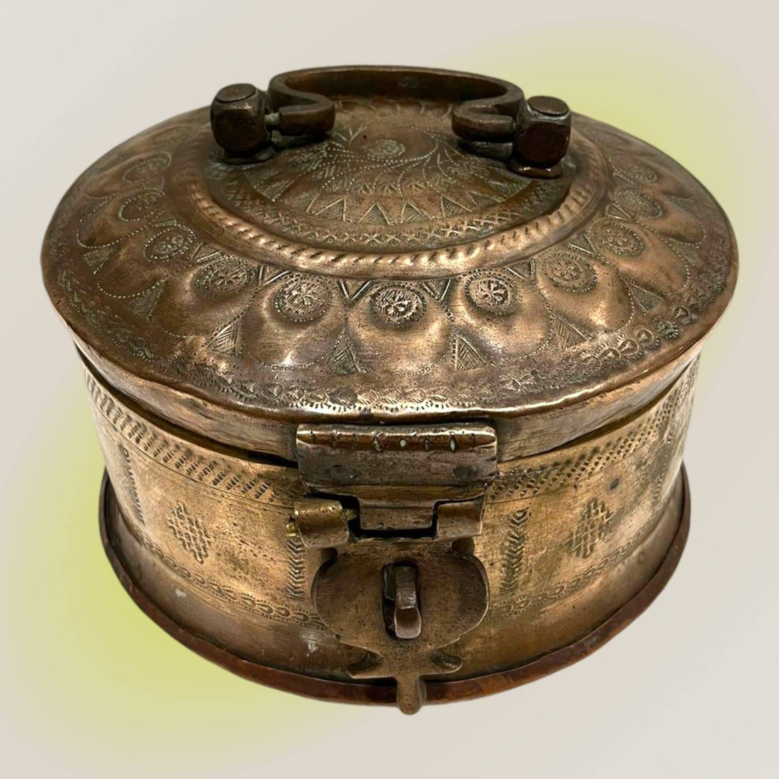 Caja de especias orientales de cobre del siglo XIX abierta con compartimentos internos y detalles tallados, ideal para decoración vintage en el hogar.