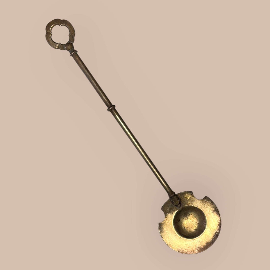 Badila de bronce antigua para brasero tradicional con diseño funcional y mango ornamentado. Ideal para decoración rústica o coleccionismo.