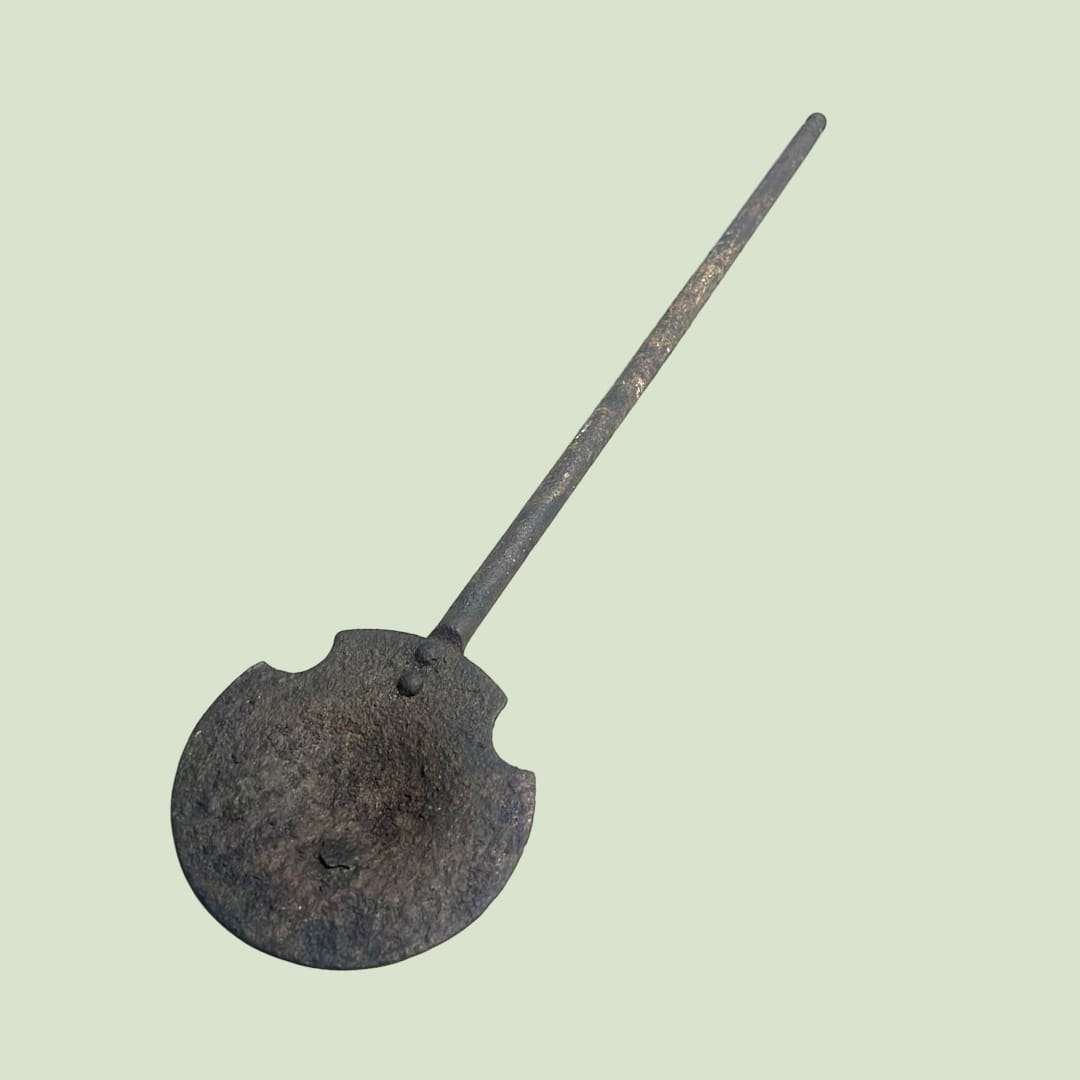 Badila antigua de brasero con pátina oscura natural.