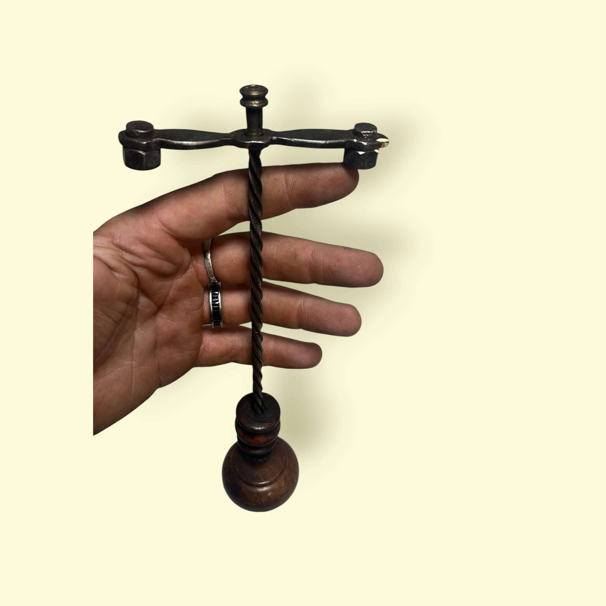 Birbiquí antiguo con empuñadura de madera torneada original.