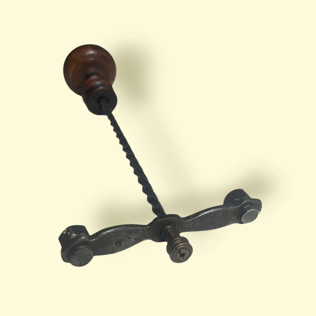 Bailarina antigua birbiquí de hierro forjado con mango de madera.