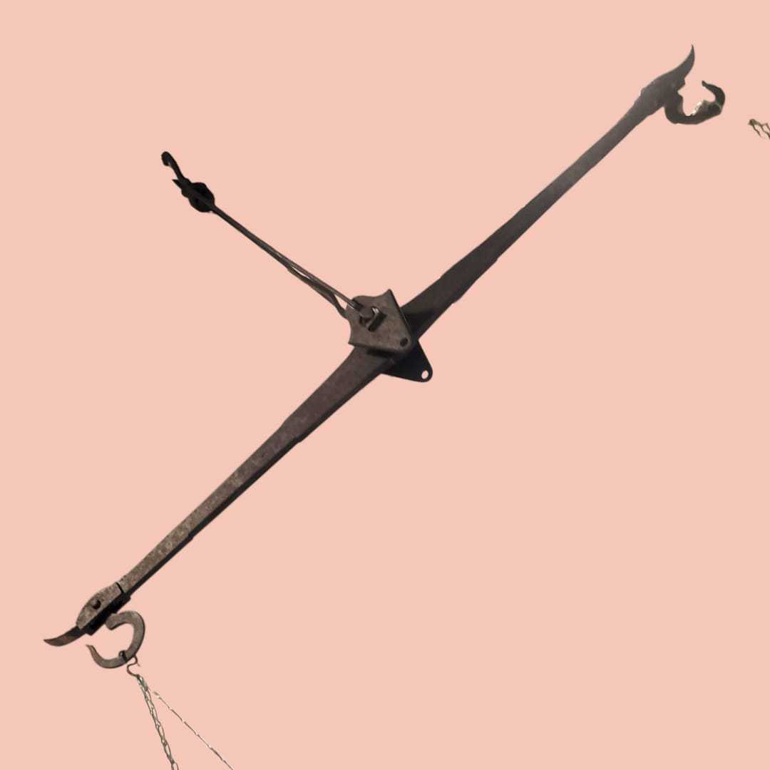 Fotografía con ambos platos colgando en diferentes niveles, mostrando su funcionalidad.

