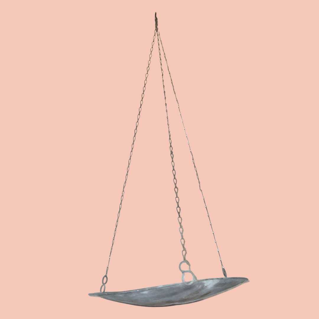 Imagen del brazo de la balanza con gancho forjado y detalle del sistema de soporte.