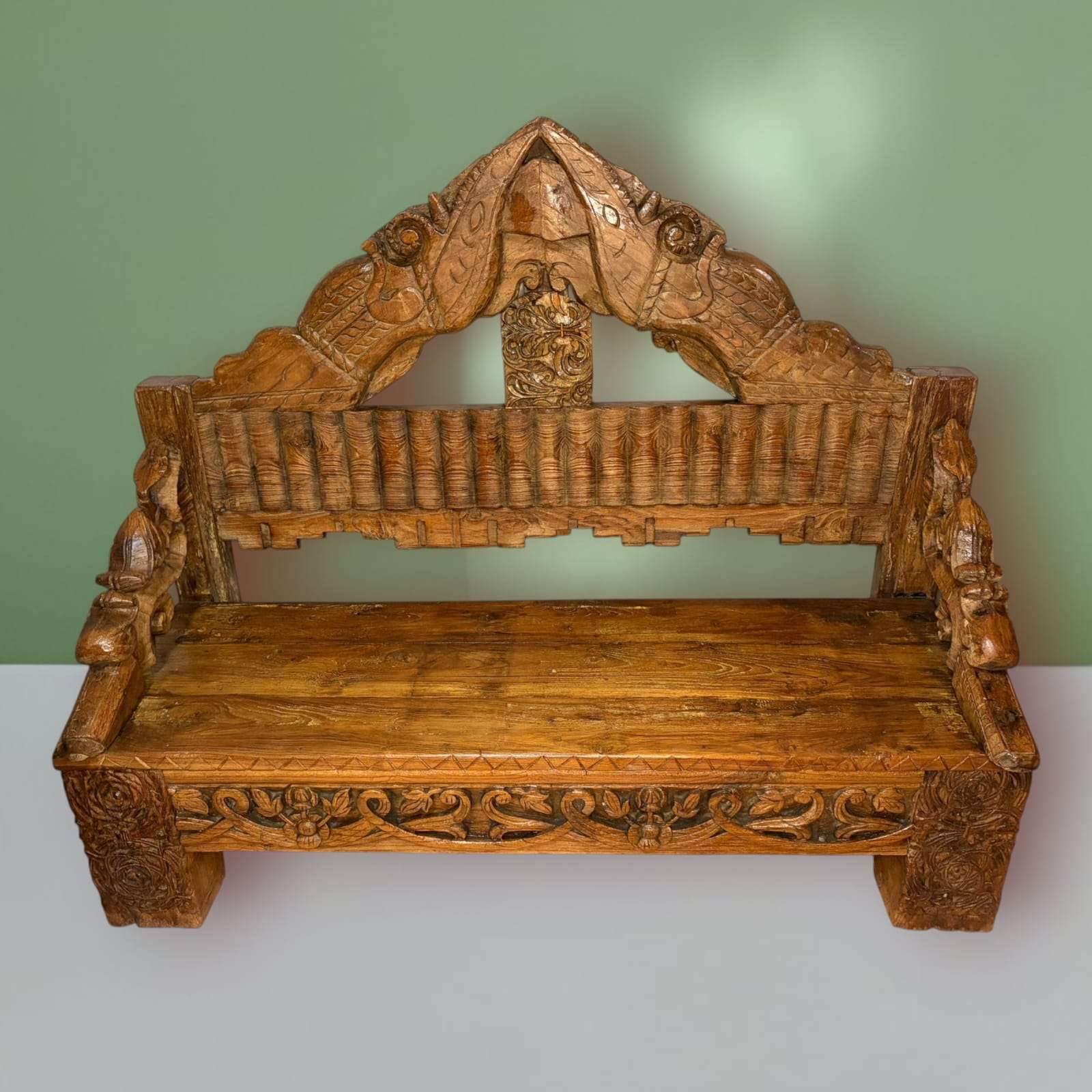 Banco de madera asiática tallada estilo balinés vista frontal