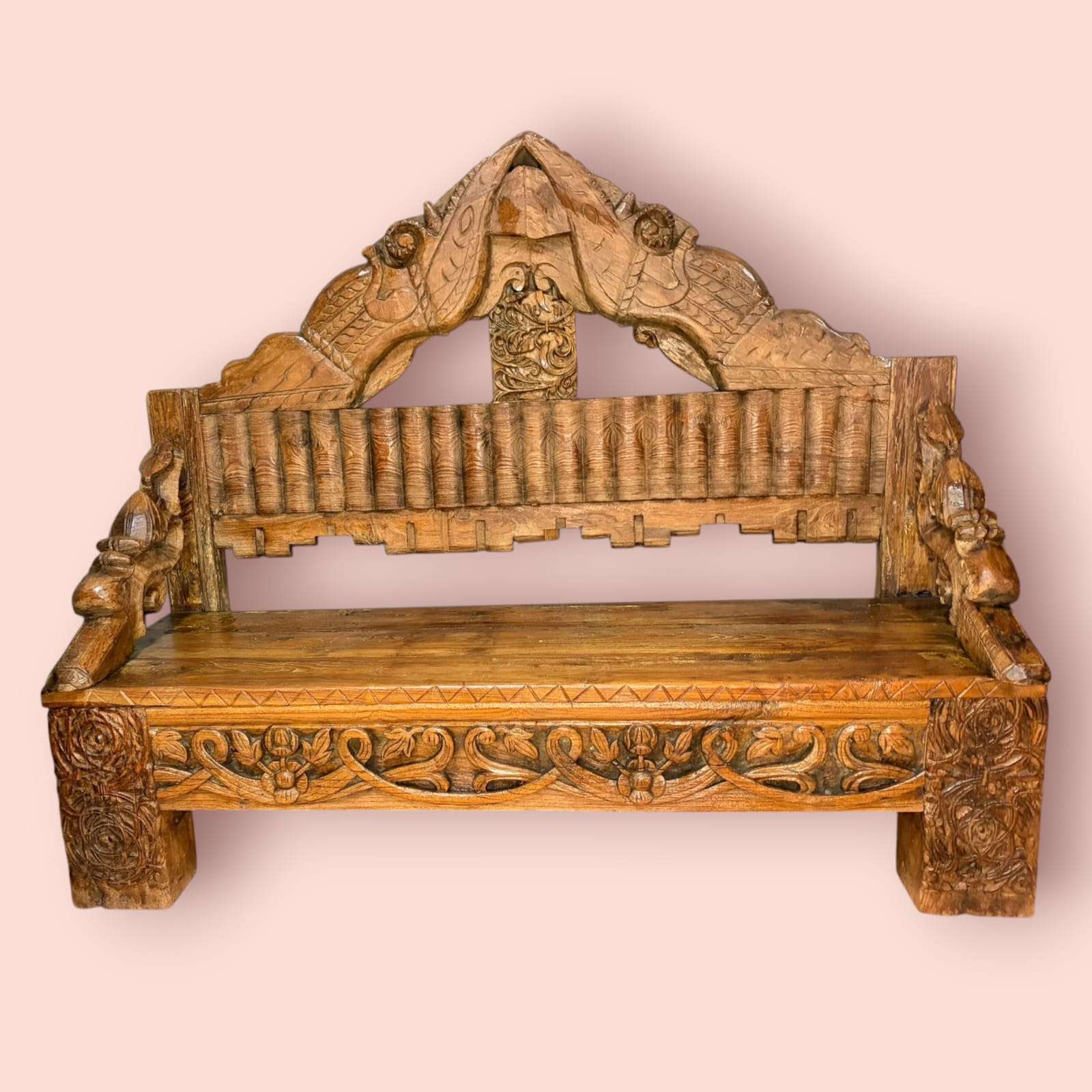 Detalle del asiento macizo del banco artesanal asiático