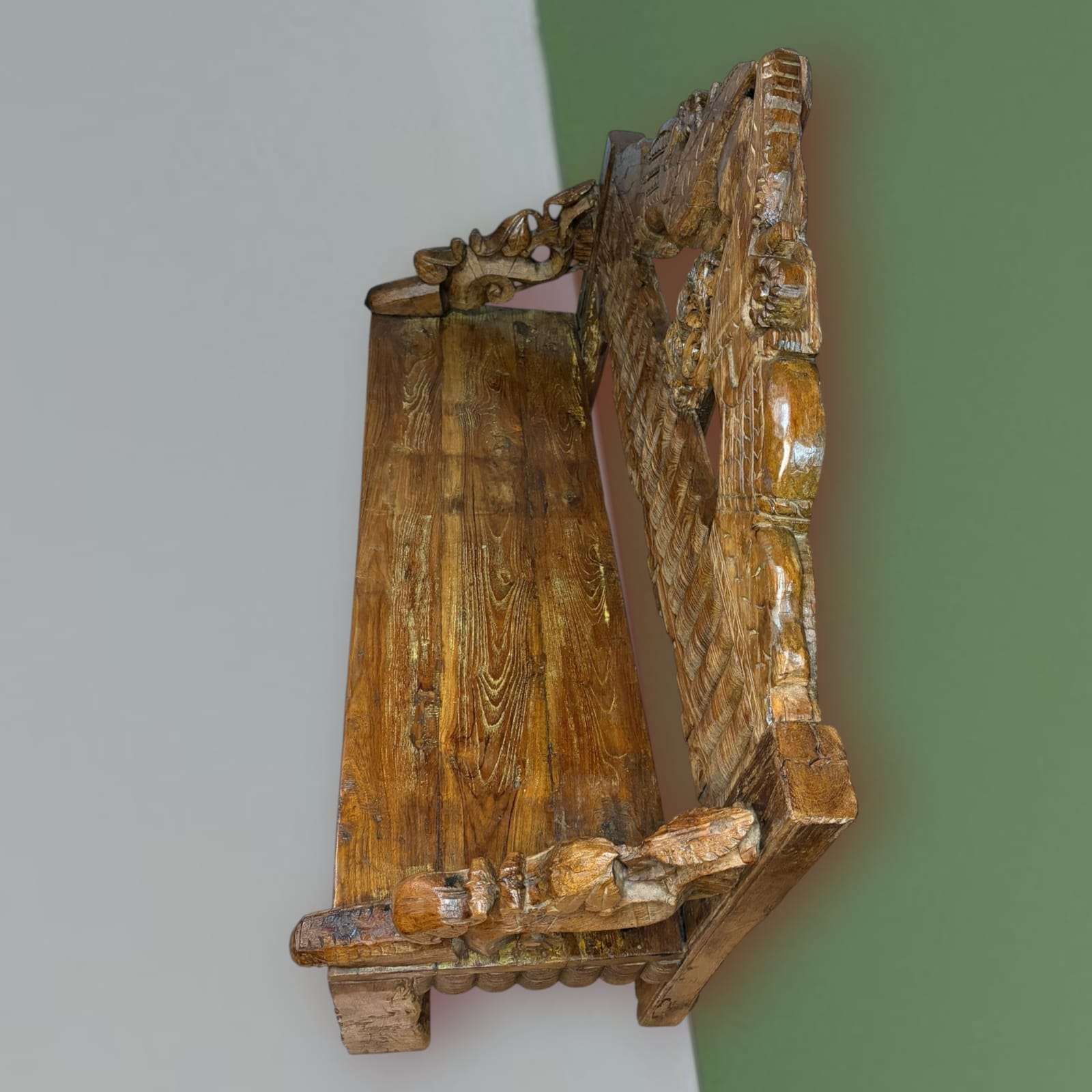 Faldón frontal con tallas florales en banco de madera asiática