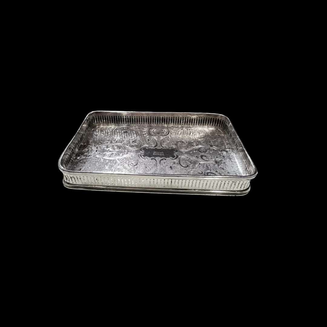 “Vista frontal de la bandeja de metal plateado rectangular grabada.”