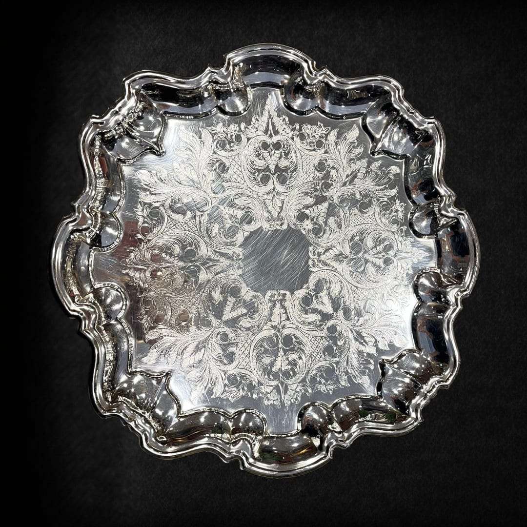 Bandeja Plame Spain de metal plateado con bordes irregulares y diseño grabado.