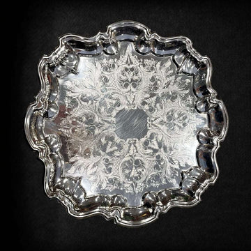 Bandeja Plame Spain de metal plateado con bordes irregulares y diseño grabado.