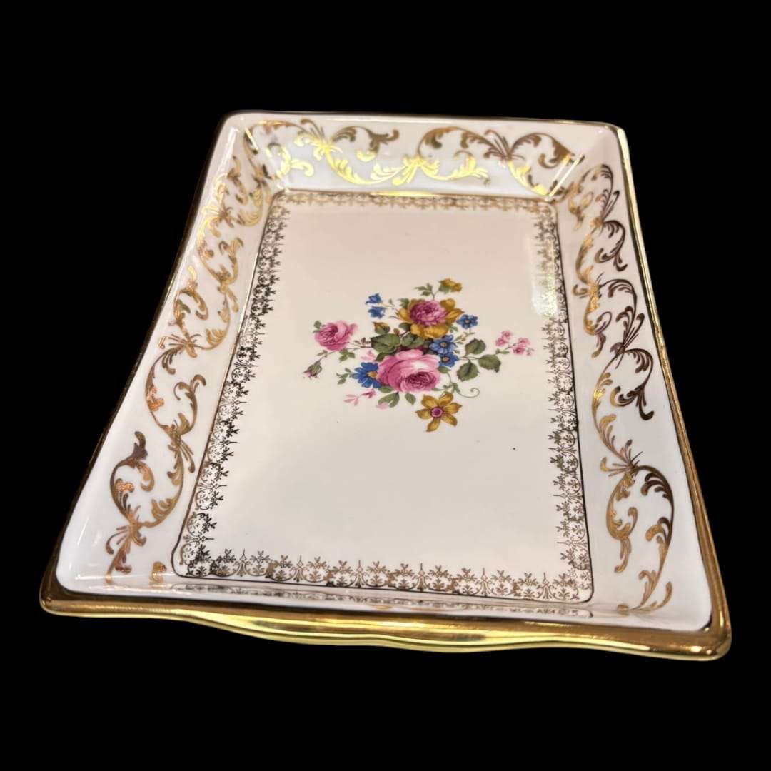 En el centro de la Bandeja de porcelana Nosegay se encuentra su icónico patrón “Nosegay”: un ramillete de flores multicolores compuesto por rosas, pensamientos y pequeñas flores azules y amarillas, un estilo característico de las porcelanas europeas más delicadas. 