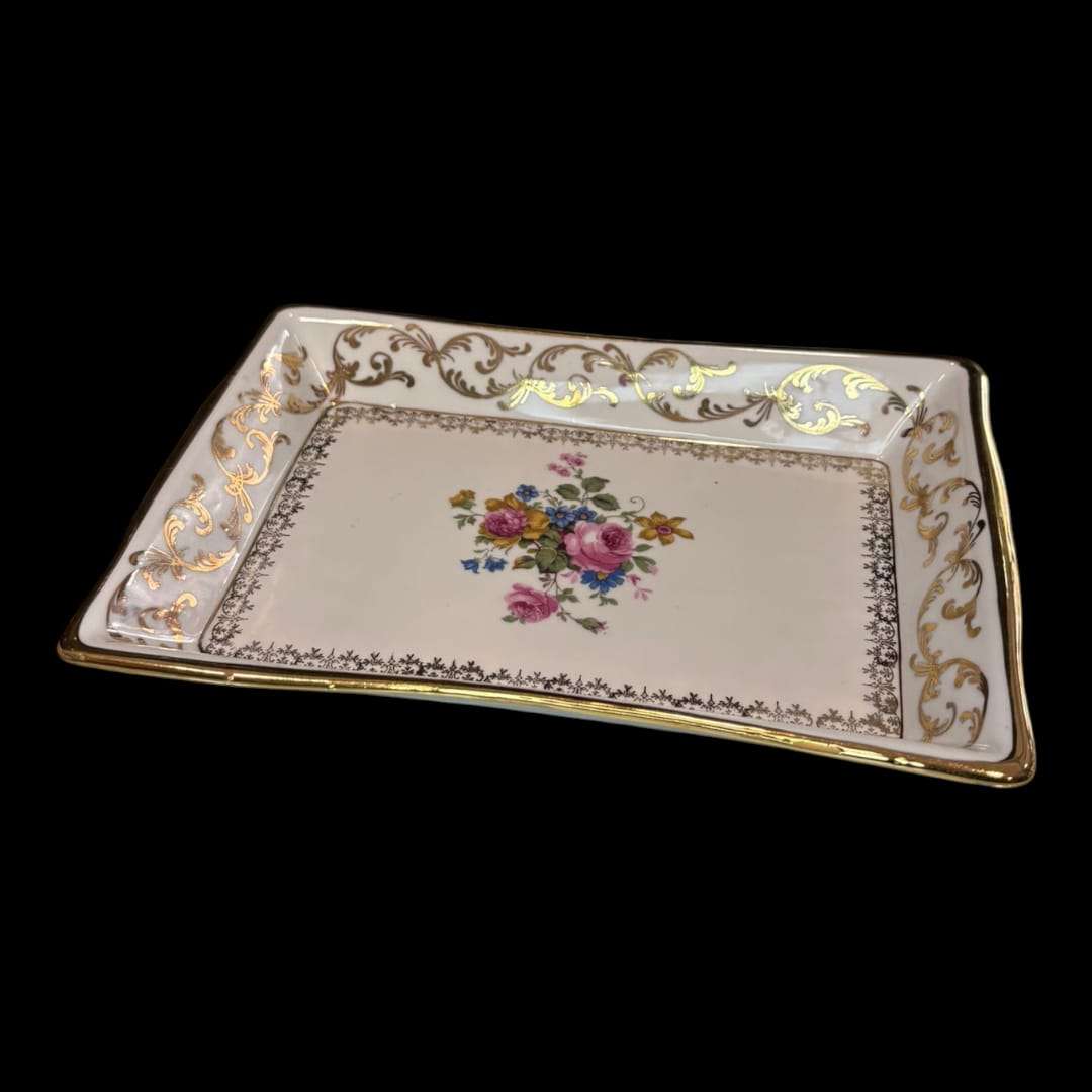 En el centro de la Bandeja de porcelana Nosegay se encuentra su icónico patrón “Nosegay”: un ramillete de flores multicolores compuesto por rosas, pensamientos y pequeñas flores azules y amarillas, un estilo característico de las porcelanas europeas más delicadas. 