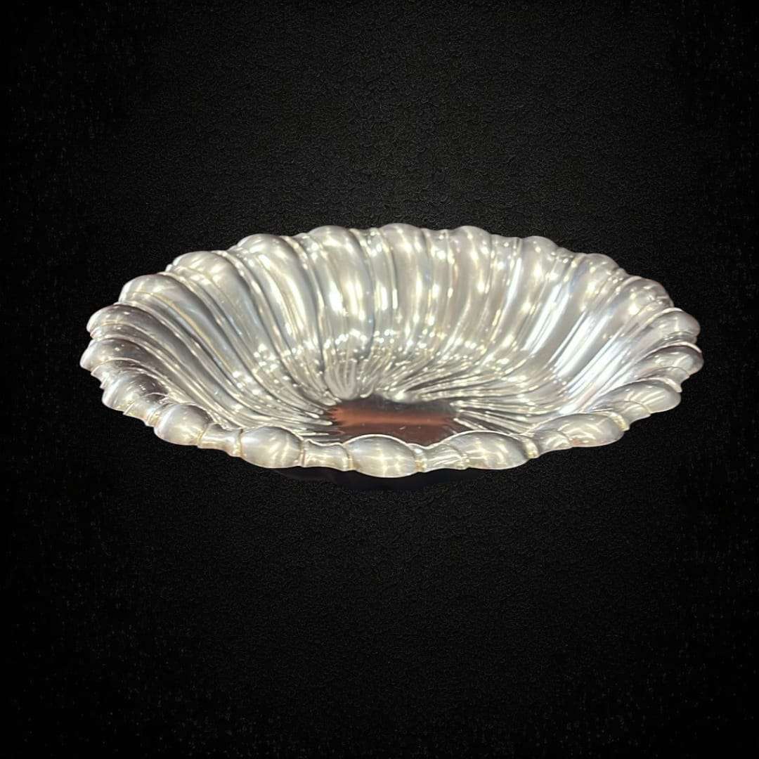 Bandeja de metal plateado vista superior con relieve ondulado.