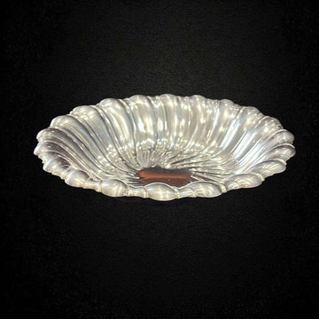 Bandeja de metal plateado vista superior con relieve ondulado.