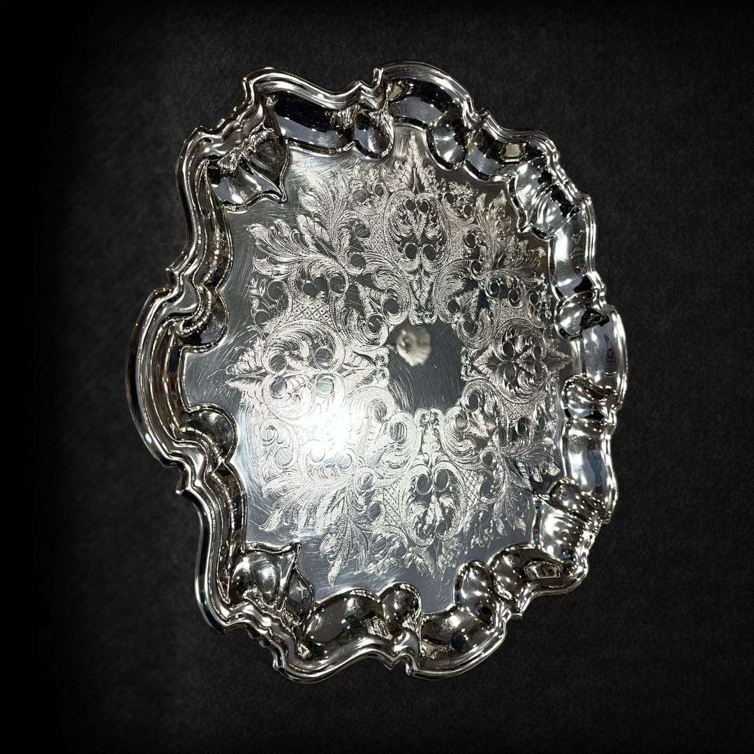 Vista lateral de bandeja plateada Plame Spain destacando su barnizado brillante.