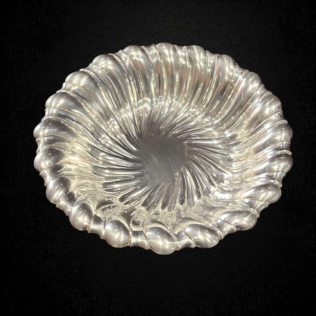 Bandeja ovalada de metal plateado con acabado brillante.