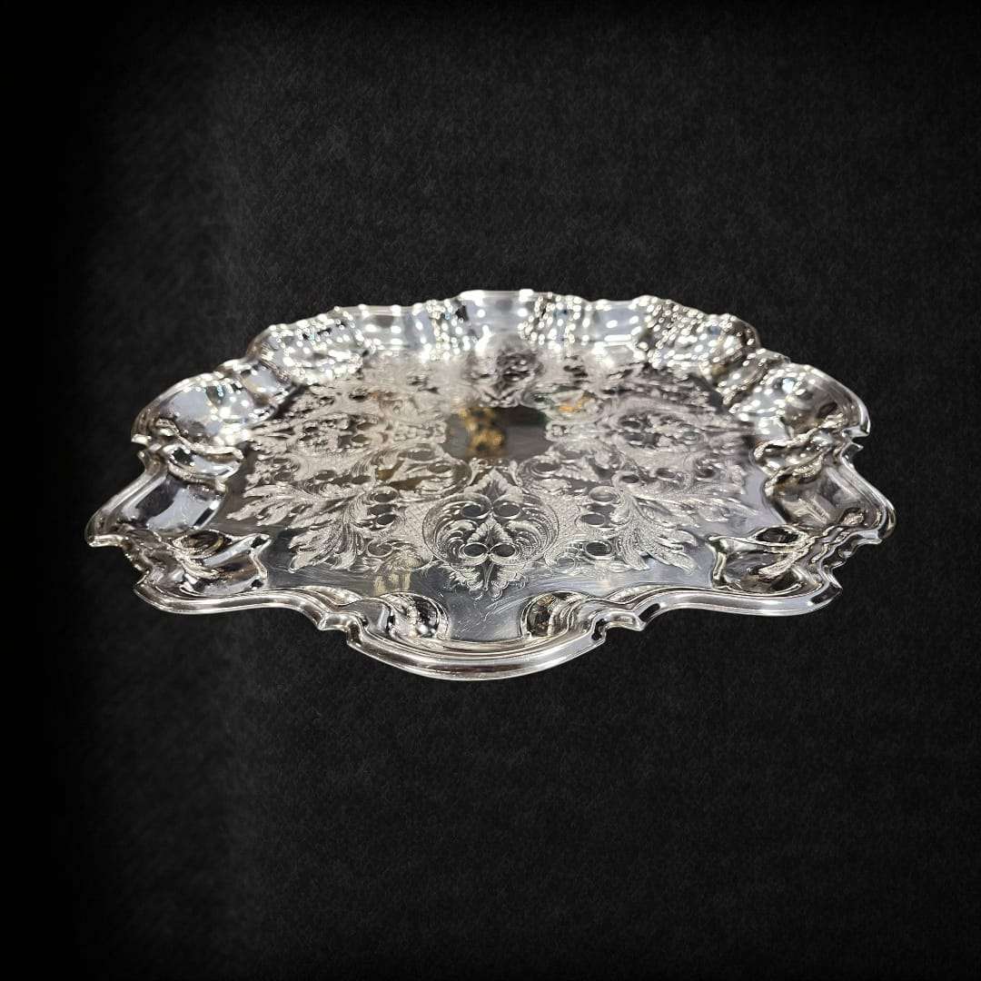 Detalle del grabado central de inspiración floral en la bandeja Plame Spain.