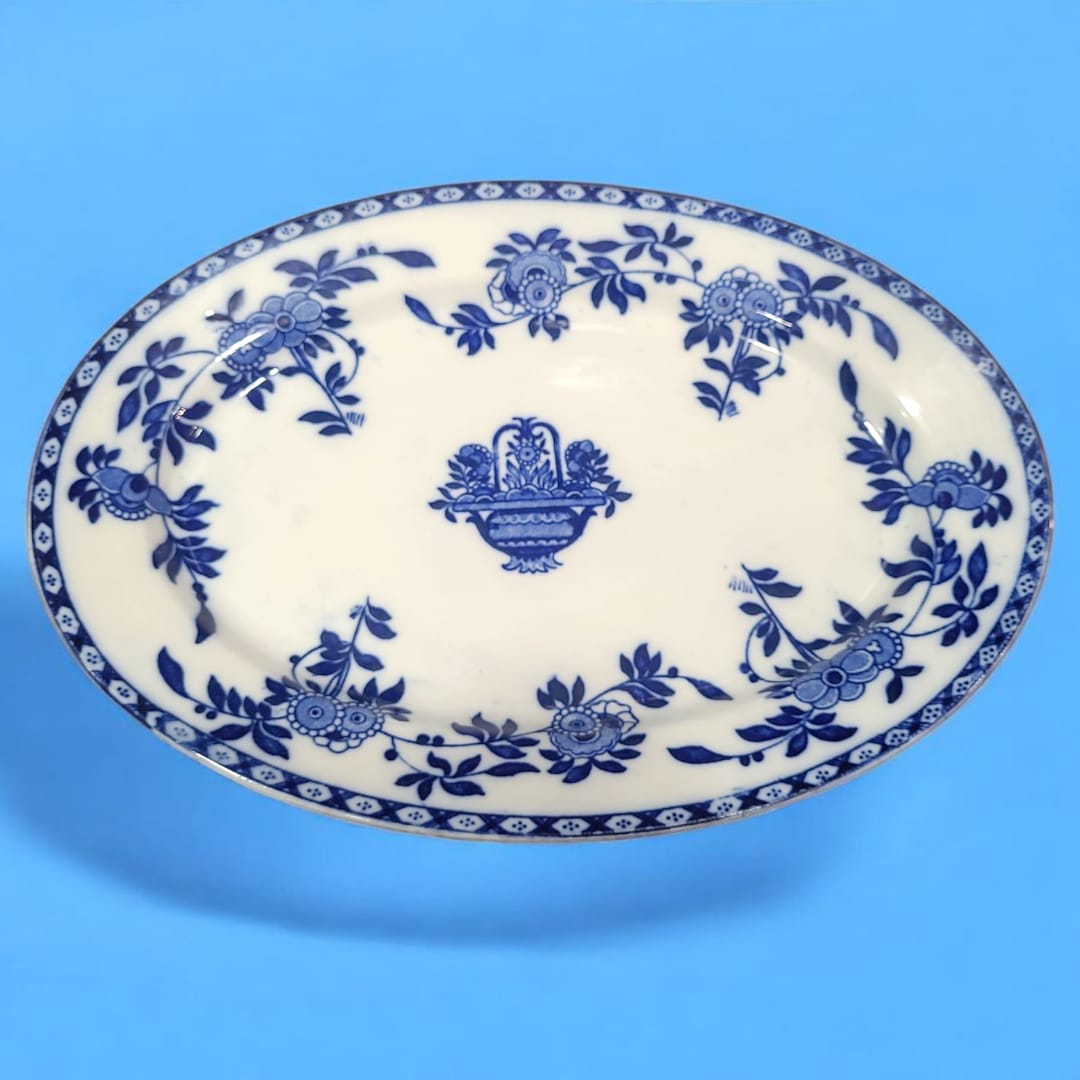  Vista frontal de la Bandeja en Porcelana Esmaltada, con detalles artesanales impecables.