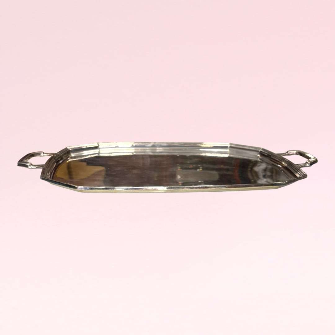 Gran bandeja de metal plateado con cristal protector vista frontal.