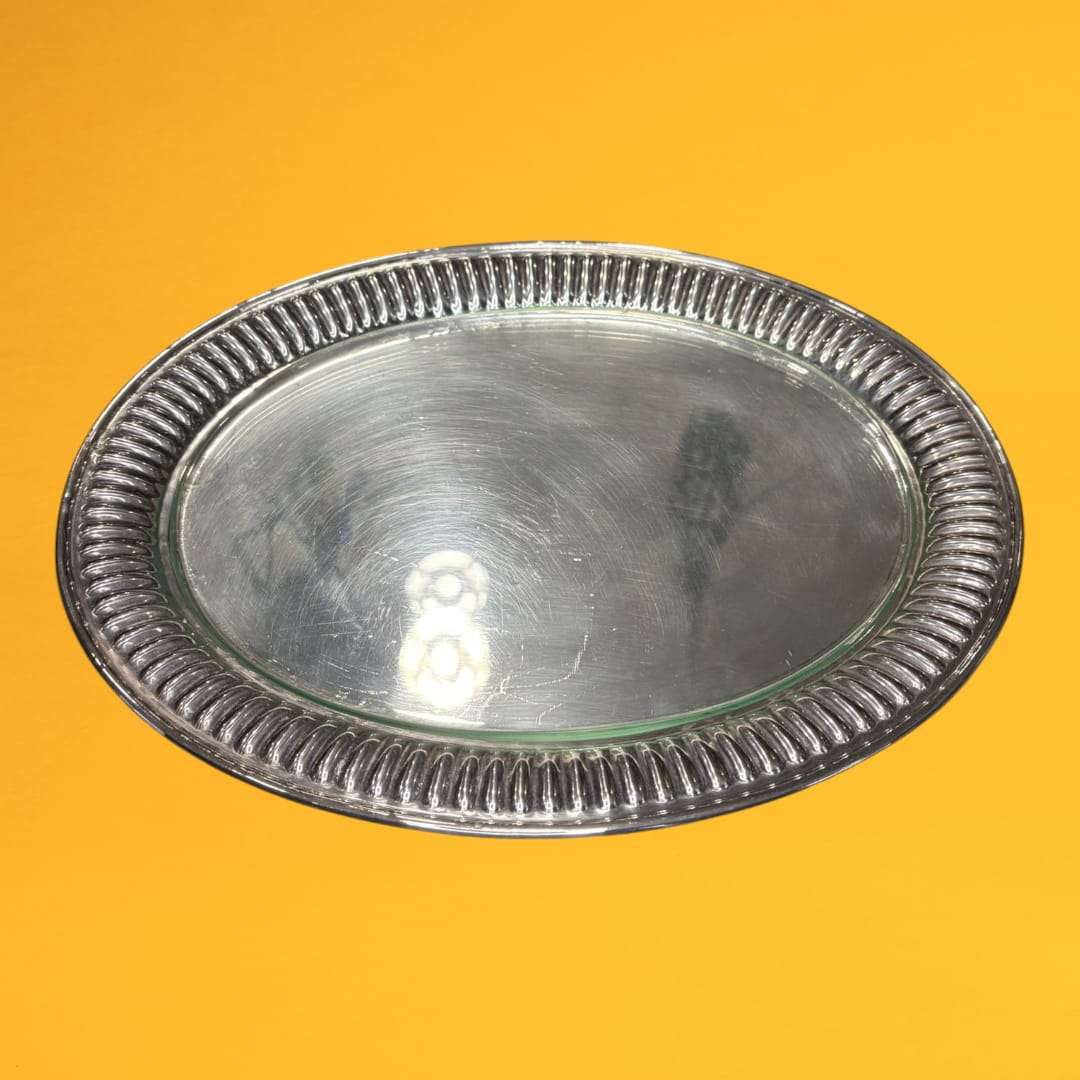La bandeja que presentamos es una pieza decorativa y funcional que destaca por su elegancia clásica y su diseño atemporal. 