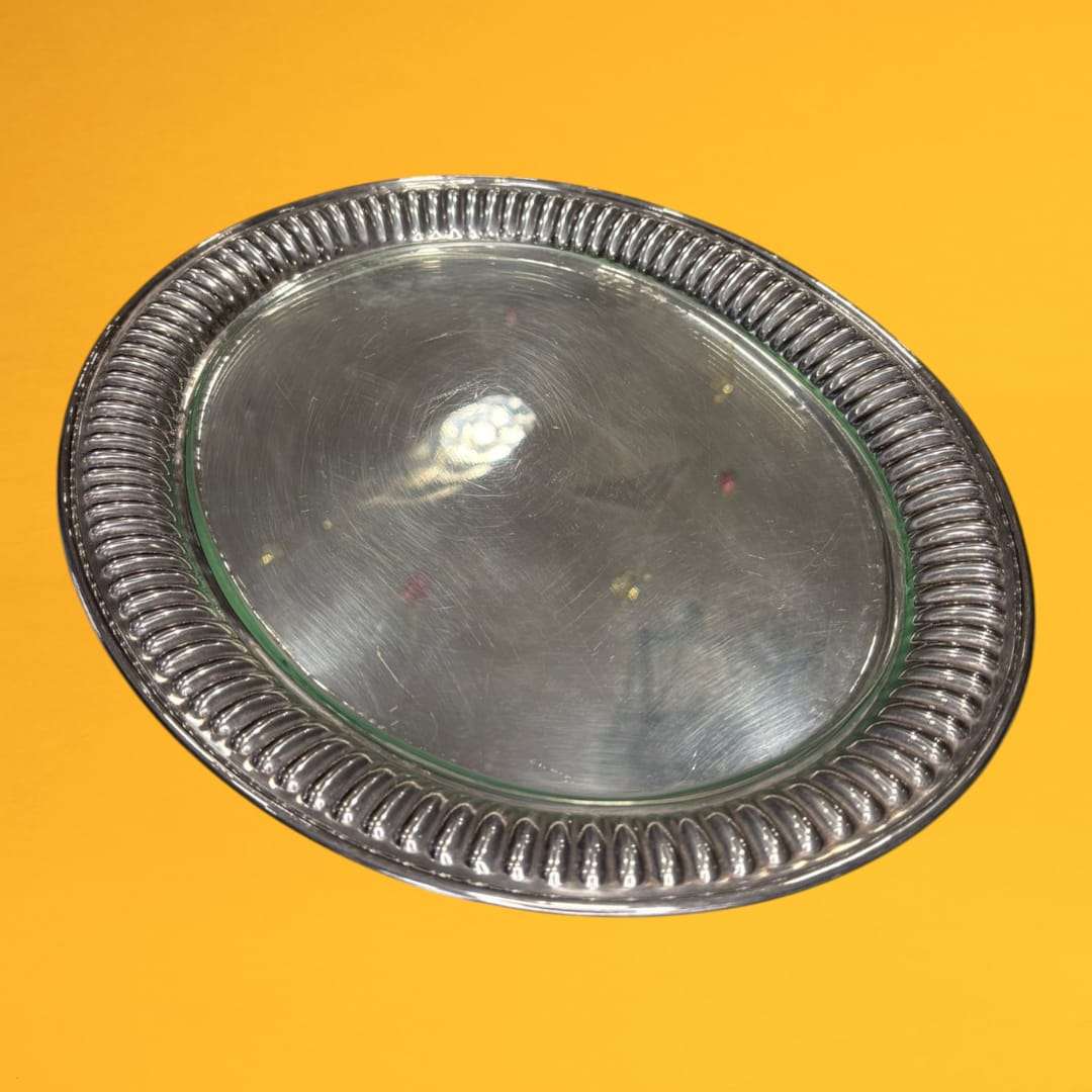 La bandeja que presentamos es una pieza decorativa y funcional que destaca por su elegancia clásica y su diseño atemporal. 