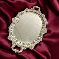 Bandeja de metal plateado estilo Luis XV con rocallas y asas ornamentales sobre tela roja. Ideal para decoración clásica.
