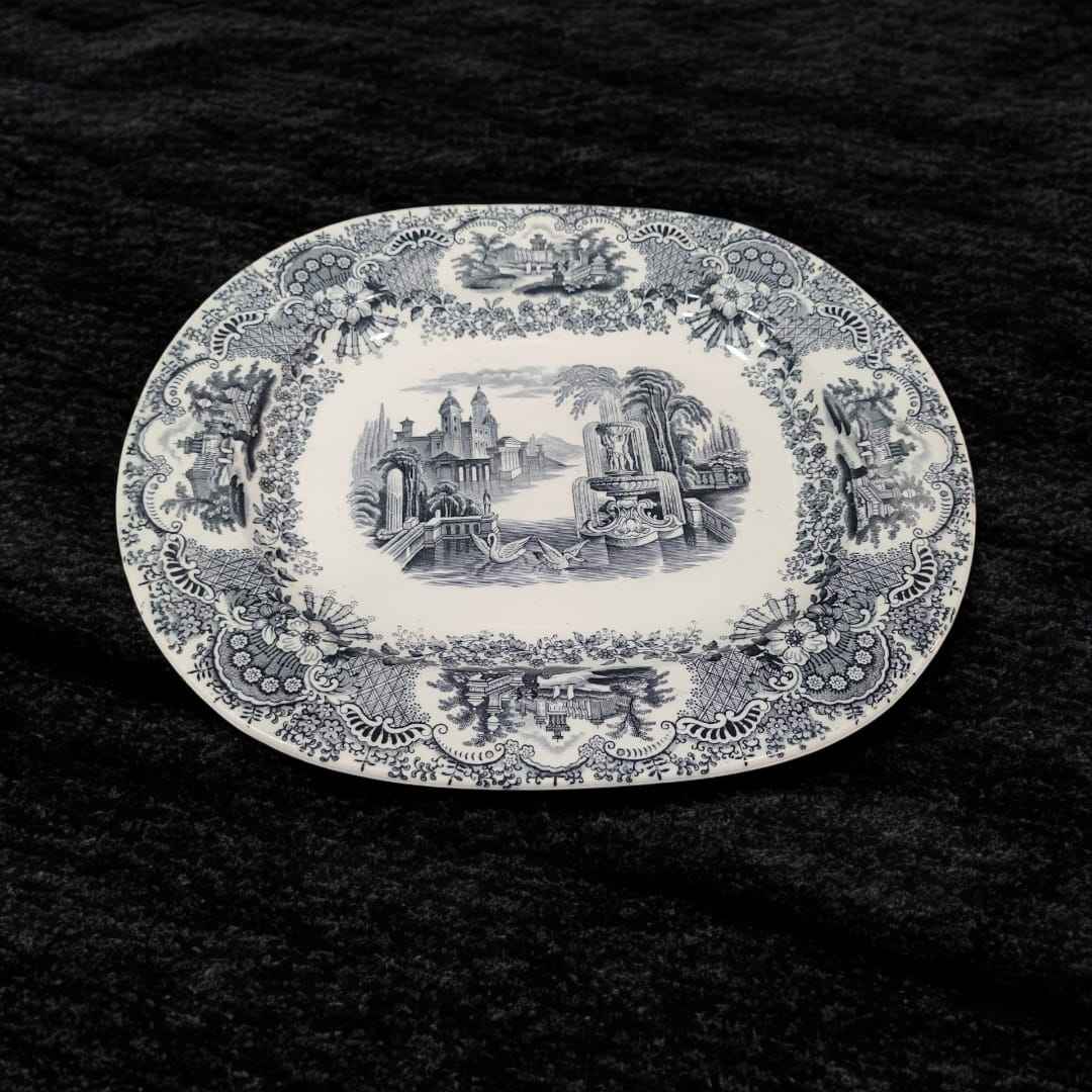 Detalle ornamentado que resalta la artesanía y el estilo del siglo XIX.