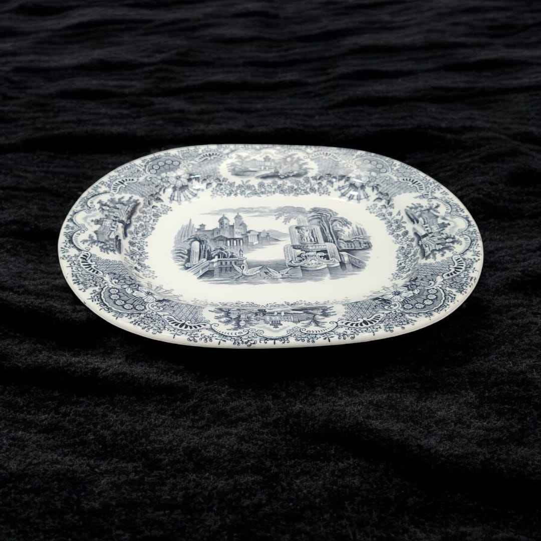 Detalle ornamentado que resalta la artesanía y el estilo del siglo XIX.