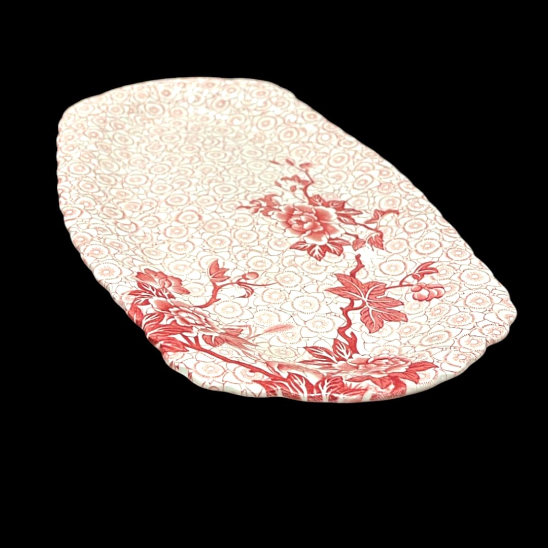 Bandeja ovalada de porcelana con estampado floral en tonos burdeos, pieza decorativa vintage para cocina o comedor.