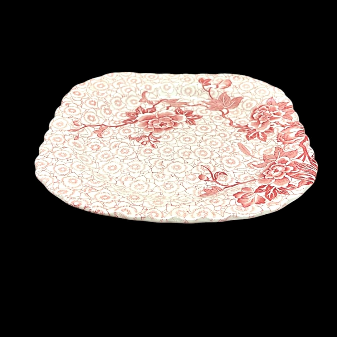 Juego de bandejas de porcelana vintage con estampado floral burdeos sobre fondo blanco, ideal para decoración elegante en el hogar.