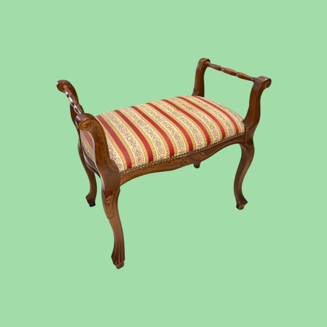 La Banqueta de caoba con tapizado es una pieza de mobiliario clásica que combina belleza, funcionalidad y distinción artesanal. 