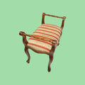 Tradicionalmente, estas banquetas eran utilizadas en dormitorios, tocadores o recibidores para ofrecer un asiento cómodo a la vez que elegante, aportando calidez y estilo a cualquier estancia.