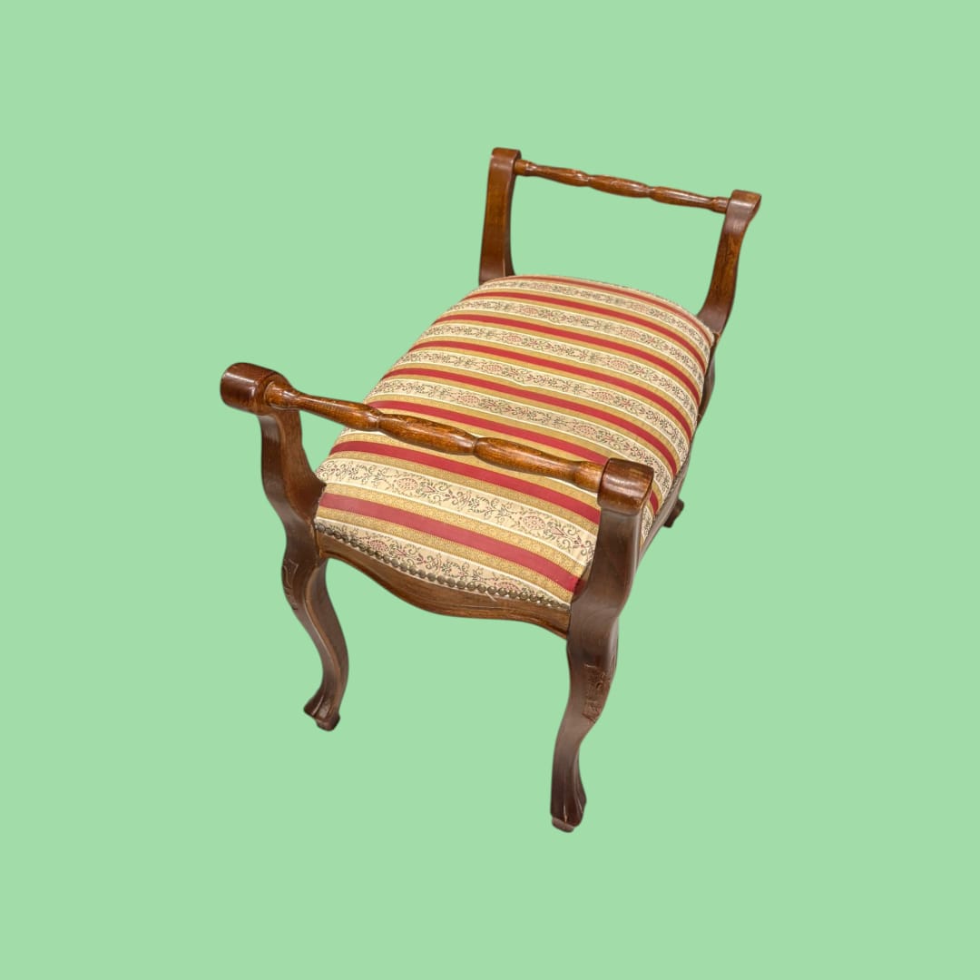 Tradicionalmente, estas banquetas eran utilizadas en dormitorios, tocadores o recibidores para ofrecer un asiento cómodo a la vez que elegante, aportando calidez y estilo a cualquier estancia.