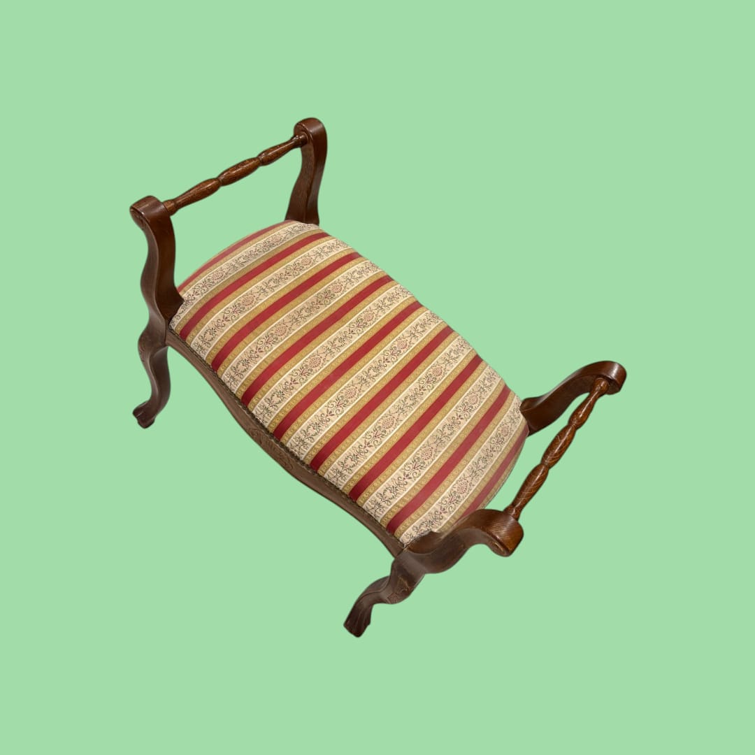 Tradicionalmente, estas banquetas eran utilizadas en dormitorios, tocadores o recibidores para ofrecer un asiento cómodo a la vez que elegante, aportando calidez y estilo a cualquier estancia.