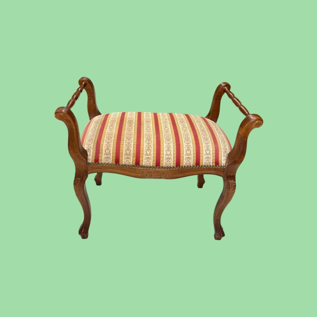 Tradicionalmente, estas banquetas eran utilizadas en dormitorios, tocadores o recibidores para ofrecer un asiento cómodo a la vez que elegante, aportando calidez y estilo a cualquier estancia.