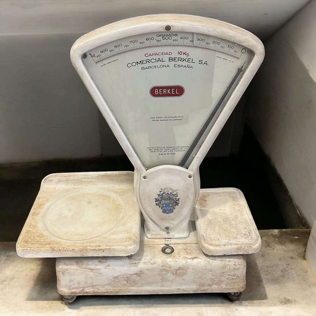 Báscula Berkel antigua de 10 kg, vista frontal con dial completo.