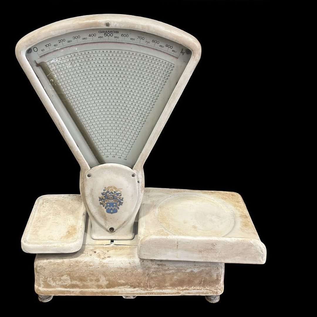 Báscula Berkel antigua de 10 kg, vista frontal con dial completo.