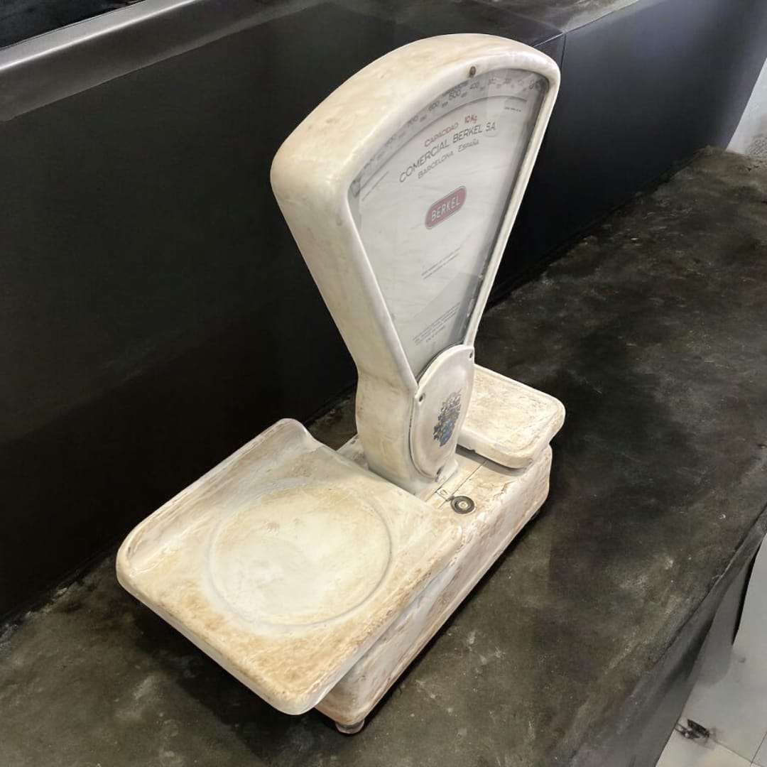 Emblema clásico en la parte frontal de la báscula Berkel antigua.