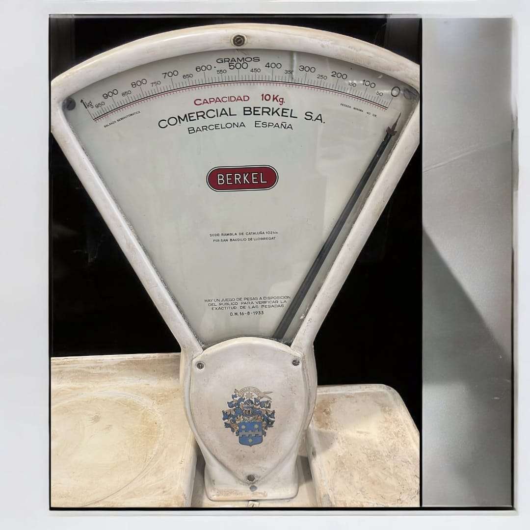 Detalle del dial de la báscula Berkel con escala de gramos y kilos.