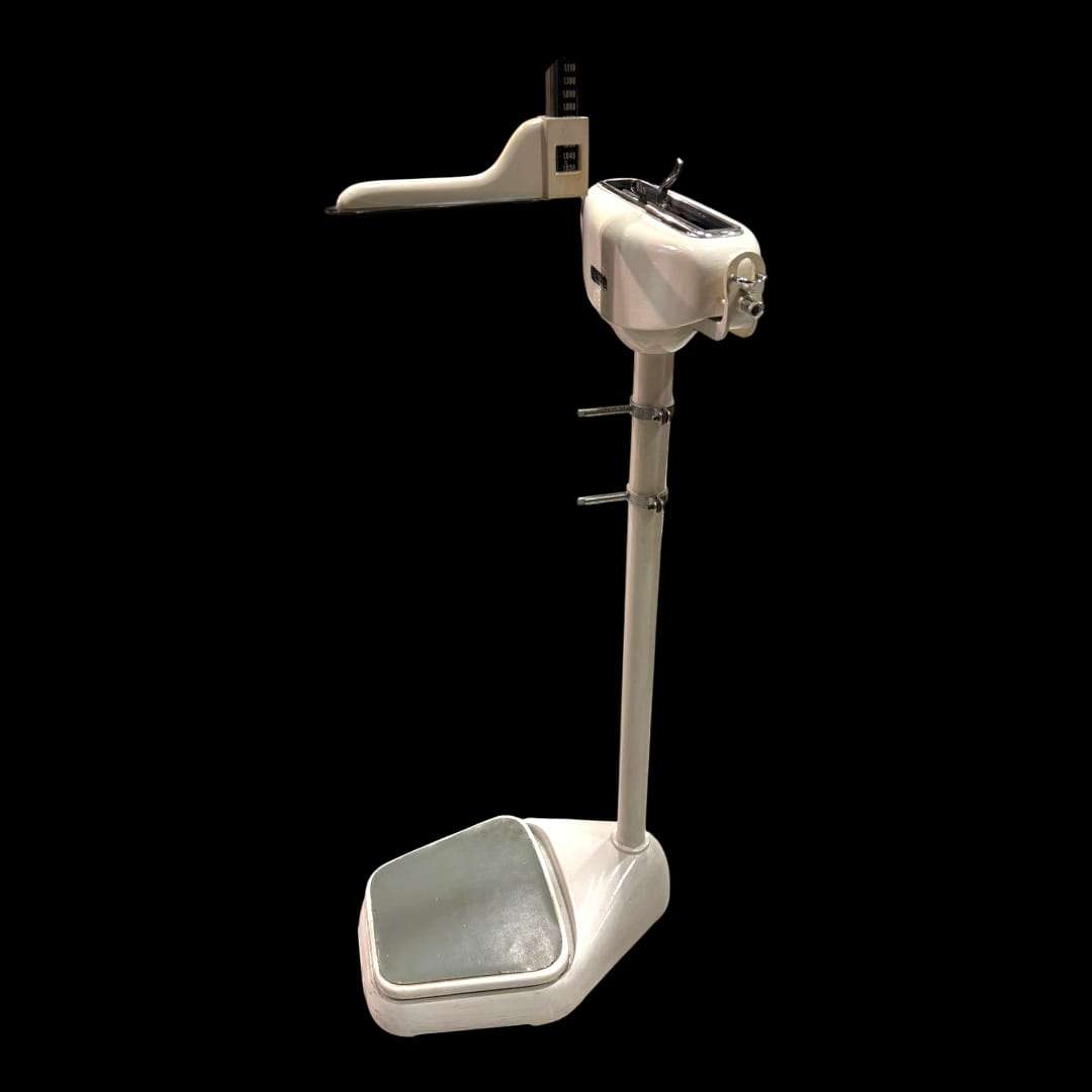 Su brazo lateral accionable, su columna milimétrica para medición de altura y su visor analógico hacen de esta Báscula una pieza ideal tanto para uso profesional como para coleccionistas y amantes de la estética médica antigua.&nbsp;