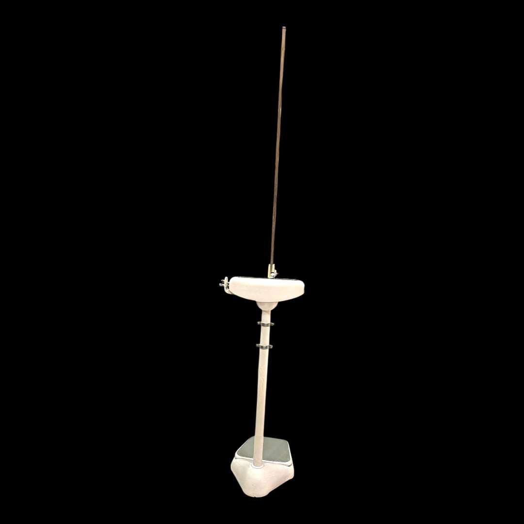 Su brazo lateral accionable, su columna milimétrica para medición de altura y su visor analógico hacen de esta Báscula una pieza ideal tanto para uso profesional como para coleccionistas y amantes de la estética médica antigua.&nbsp;